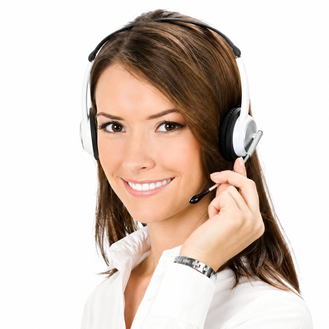 Une conseillère souriante portant un casque avec micro